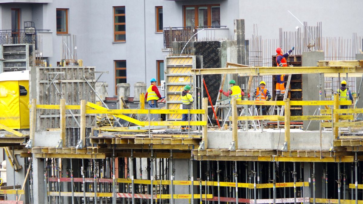 Stock Marek Bazak
PHOTO: ZOFIA I MAREK BAZAK / EAST NEWS   Warszawa Praga Polnoc ulica Szwedzka N/z  N/z budowa bloku mieszkalnego, boom na rynku budownictwa mieszkaniowego
ZOFIA BAZAK