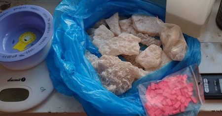Policjanci weszli do jednego z mieszkań na LSM-ie, zatrzymali 3 osoby. Wpadli za narkotyki