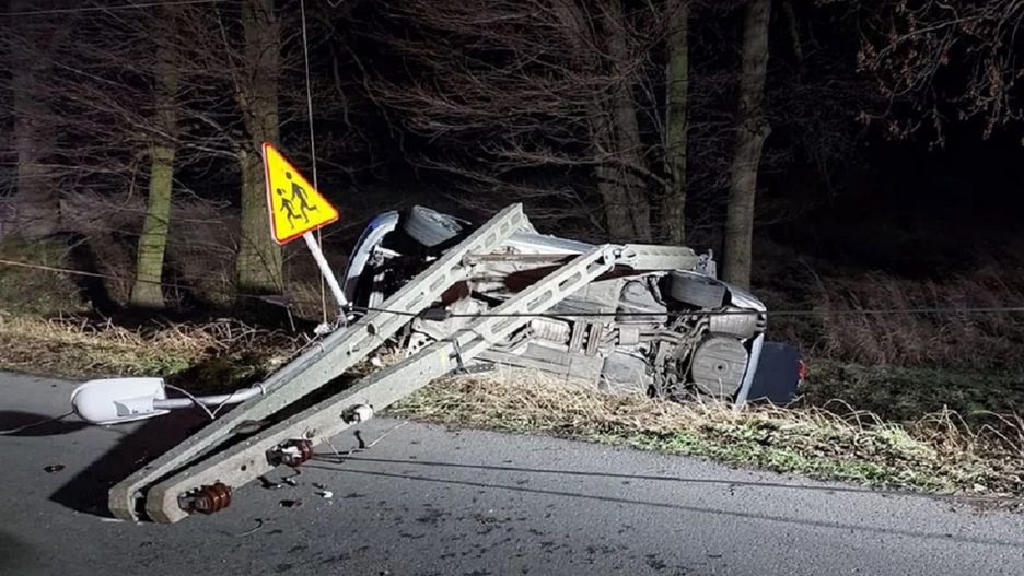 Wiózł znajomych z imprezy. Złamał betonowy słup i nieomal zabił trzy osoby.Fot. Policja Opolska