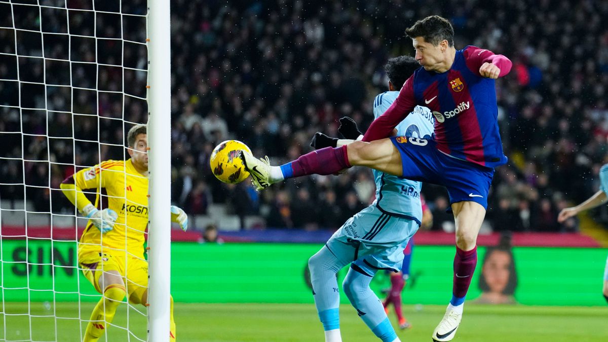 PAP/EPA / ENRIC FONTCUBERTA / Na zdjęciu: Robert Lewandowski