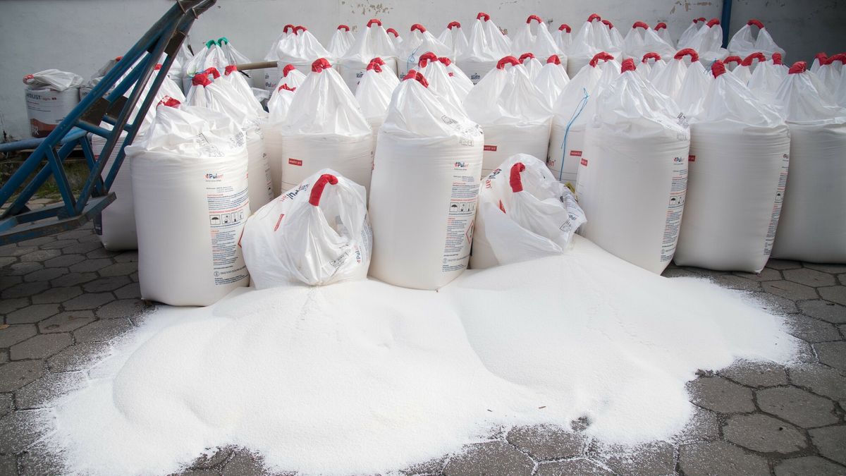 Protest rolnikow przeciwko podwy?kom ceny saletry o 300 procent
07.10.2021 Nowy Dwor Gdanski Protest kilkudziesieciu rolnikow na terenie jednego z dystrybutorow nawozow sztucznych przeciwko podwyzkom o okolo 300 procent ceny za saletre produkowanej przez Grupe Azoty Pulawy Fot. Wojciech Strozyk/REPORTER
Wojciech Strozyk/REPORTER