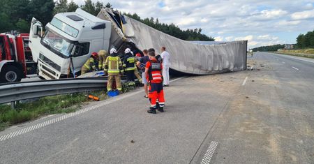 Wypadek na A1. Ciężarówka przygniotła auto na autostradzie