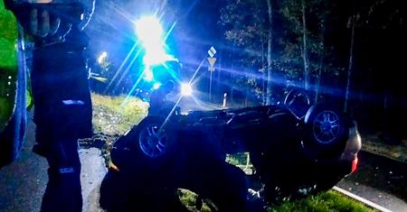 Pościg zakończony dachowaniem. Kierowca miał powody do ucieczki