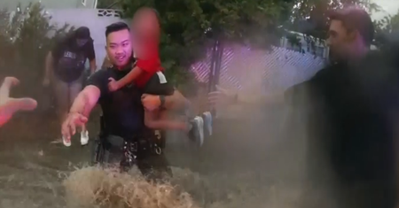 Kamera policjanta wszystko nagrała. Stalowe nerwy podczas szalejącej powodzi