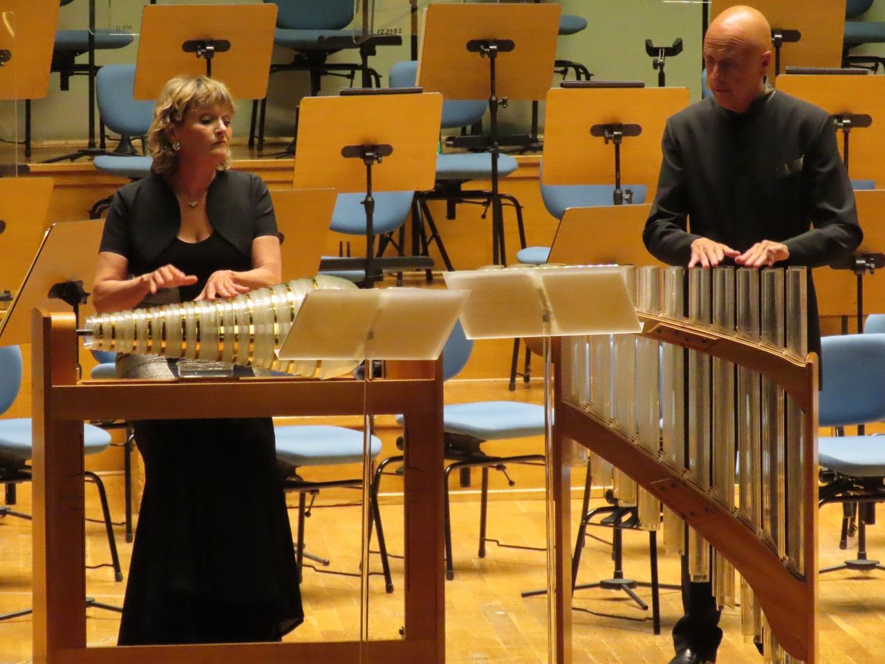 Dźwięki, których źródłem są drgania szkła. W Filharmonii Zielonogórskiej wysłuchaliśmy unikalnego koncertu Wiener Glasharmonika Duo