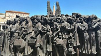Wystawa w Rzymie. Rzeźby Timothy’ego Schmalza przypominają o współczuciu