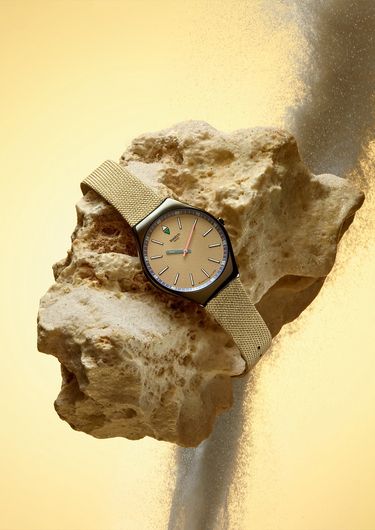 SUNBAKED SANDSTONE
SKIN IRONY, tarcza w rozmiarze 38 mm z ziarnistą teksturą i indeksami 3D, beżowy tekstylny pasek