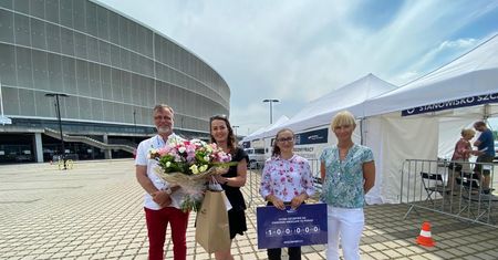 Koronawirus. 100 tys. szczepień na Stadionie Wrocław. Nietypowy prezent dla pani Magdy