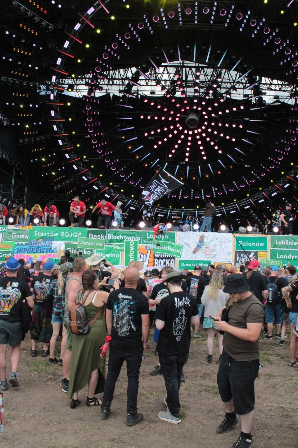 Przybijanie tablic z nazwami miejscowości na Pol&#39;and&#39;Rock Festival 2025