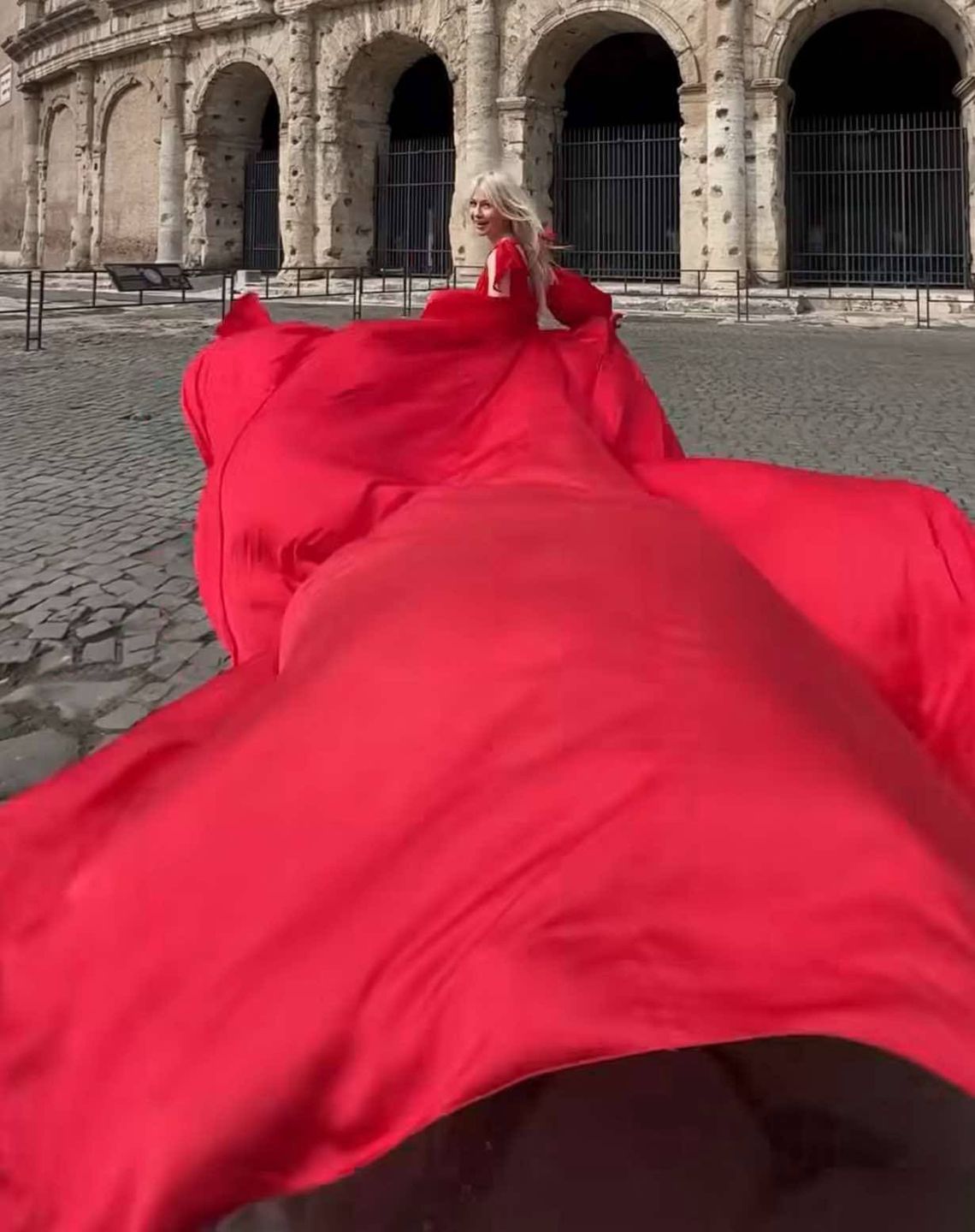 Magdalena Ogórek zamiata rzymskie ulice w czerwonej sukni