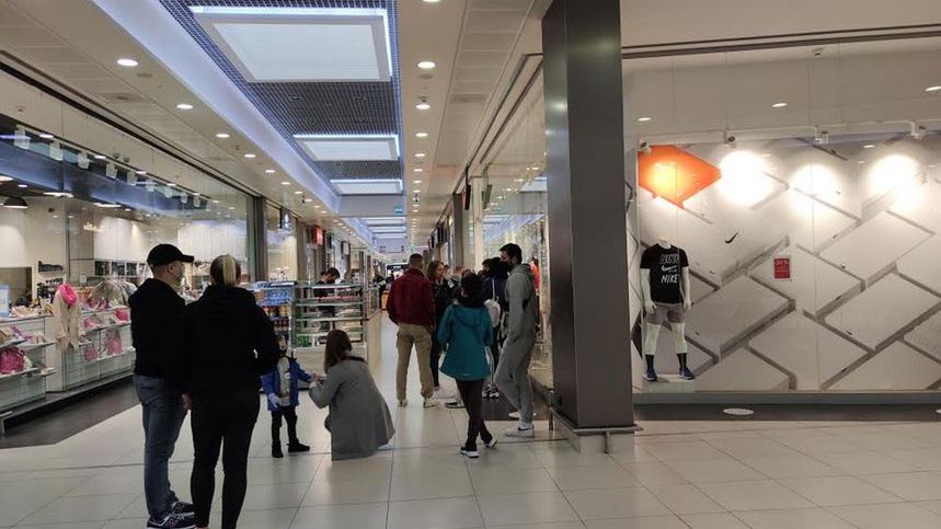 Polacy wrócili do galerii, ale zastali wiele pozamykanych sklepów