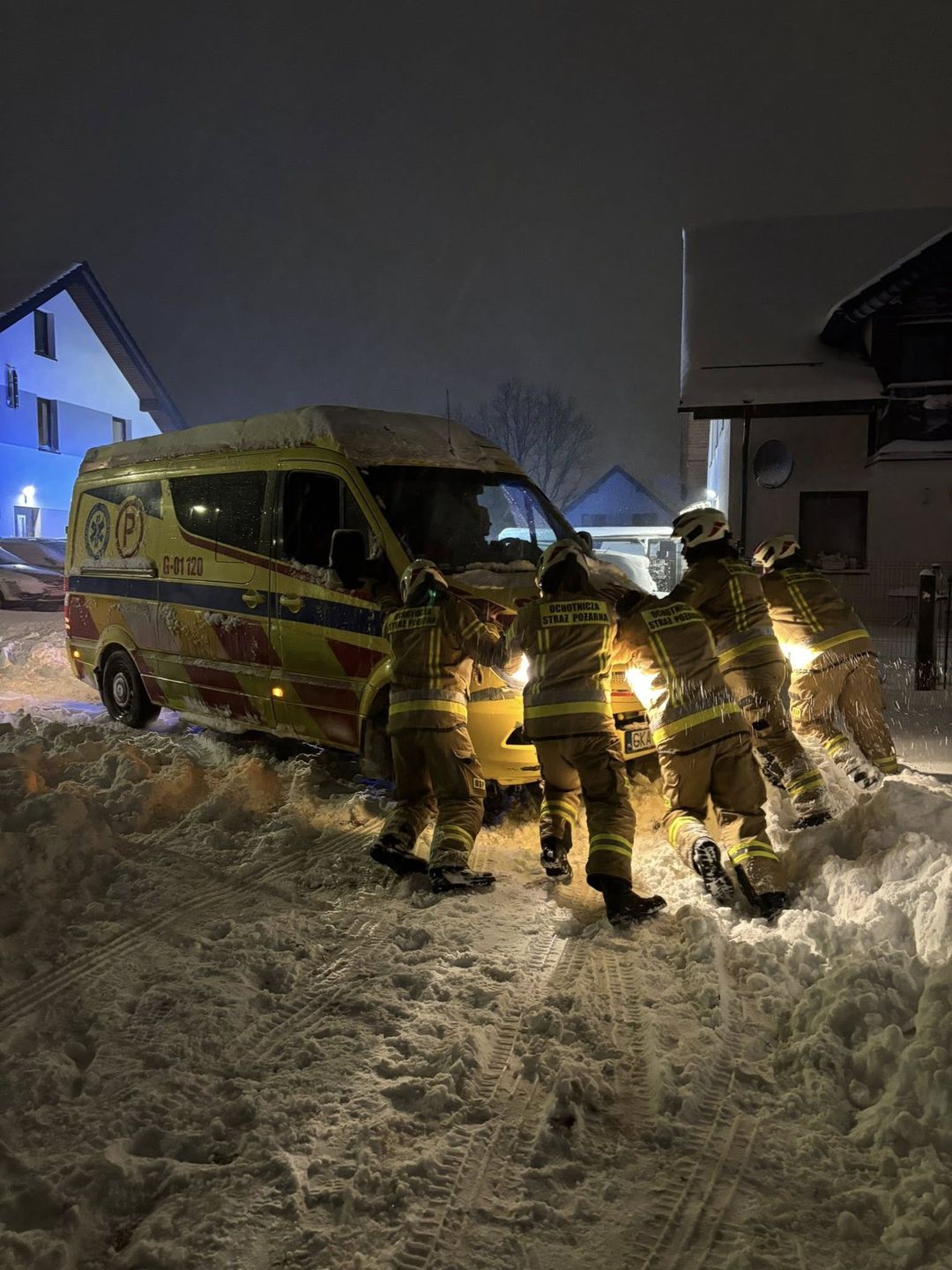 Karetka pogotowia utknęła w zaspie śniegu.