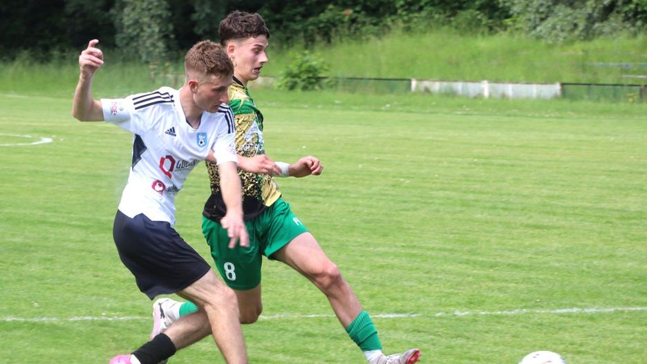 V liga piłkarska w Małopolsce, grupa zachodnia: KS Chełmek - Niwa Nowa Wieś 2:2. Michał Studnicki (z piłką) zapewnił Niwie punkt. Tutaj w starciu z Mateuszem Tomko.