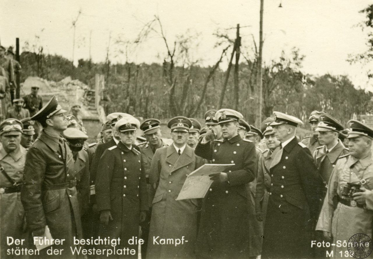 Adolf Hitler wizytujący miejsce bitwy.