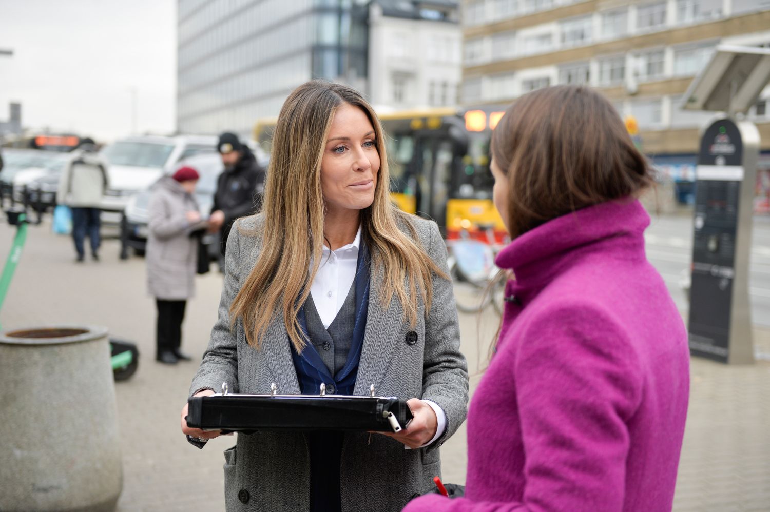 Małgorzata Rozenek przed stacją metra