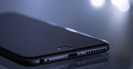 Apple NIE będzie przeszukiwało iPhone’ów pod kątem pornografii dziecięcej. Przynajmniej na razie