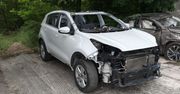 Pińczów: Zgłosił fikcyjną kradzież samochodu, policja odkryła dziuplę, w której pocięto go na części. Były też narkotyki w beczkach