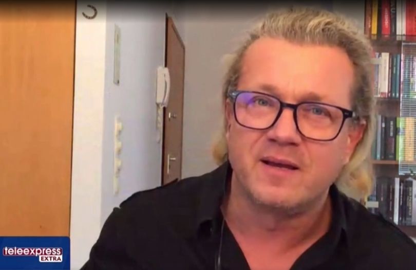 Jarosław Jakimowicz "wręcza kwiaty" Joannie Kurskiej
