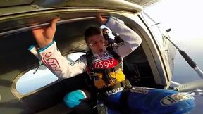 Skok Przemysława Pawlickiego ze spadochronem