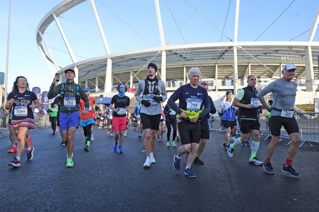 Śląskie: Silesia Marathon 2025. Tysiące biegaczy na trasie. Wystartowali spod bram Stadionu Śląskiego. Finisz na bieżni Kotła Czarownic - ZDJĘCIA