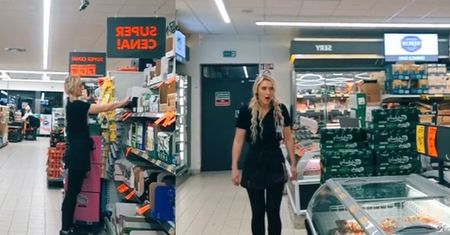 Pracuje w Biedronce. Pokazała, jacy są klienci. 412 tys. wyświetleń