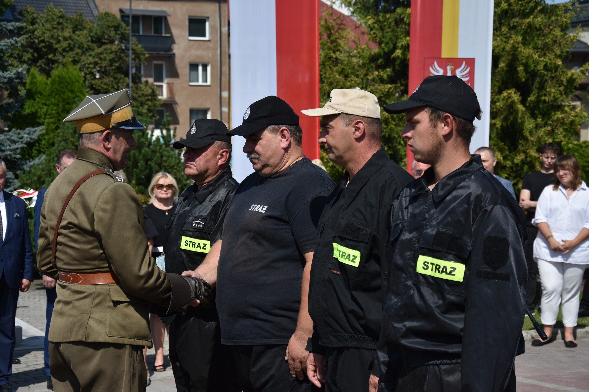 Komendant marszu Dionizy Krawczyński honoruje członków jednostek OSP, które wezmą udział w zawodach marszowych