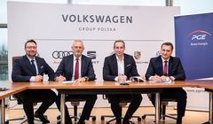 PGE uruchomi do 300 punktów ładowania samochodów elektrycznych przy salonach Volkswagena