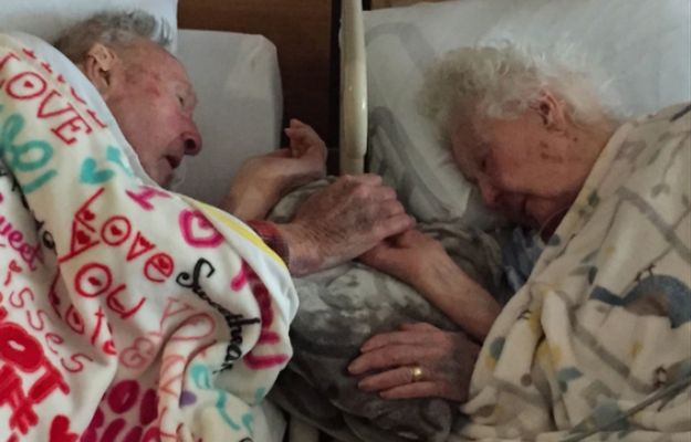100-letni staruszek towarzyszył żonie na łożu śmierci. Do ostatniej chwili trzymał ją za rękę
