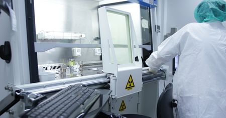 COVID-19 powstał w laboratorium? Nie wszyscy naukowcy są zgodni