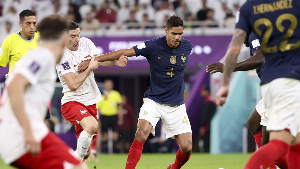 Getty Images / Jean Catuffe / Na zdjęciu od lewej: Robert Lewandowski i Raphael Varane