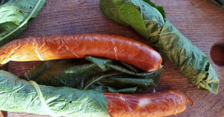 Zawiń i ułóż na grillu. Nadaje kiełbasie niesamowity aromat