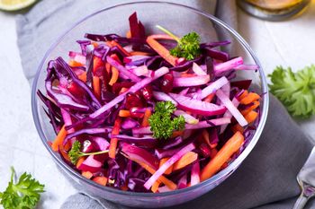 Dodaj czerwone drobinki do surówki. Niezastąpione w diecie osób 50+