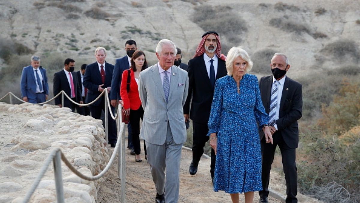 Książę Karol udał się nad rzekę Jordan. Zrobił to z myślą o najmłodszej wnuczce? 