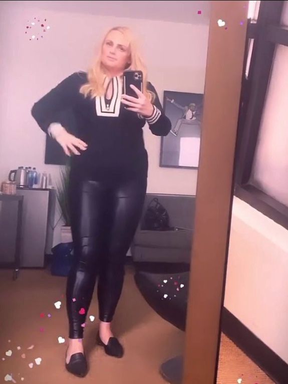 Rebel Wilson podkreśliła nogi.