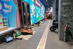Ateny. Turystka przerażona bezdomnymi na ulicy