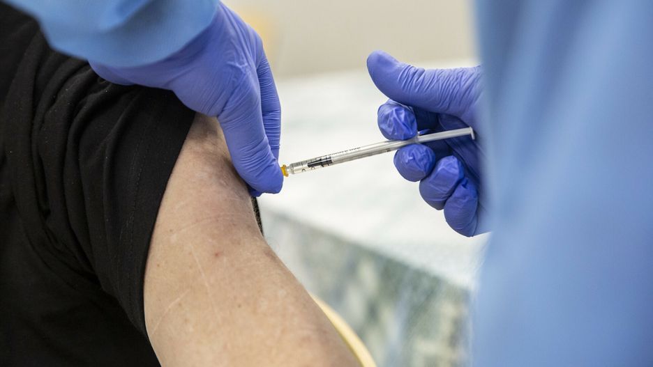 Szczepienia zmniejszają możliwość zgonu związaną z COVID-19