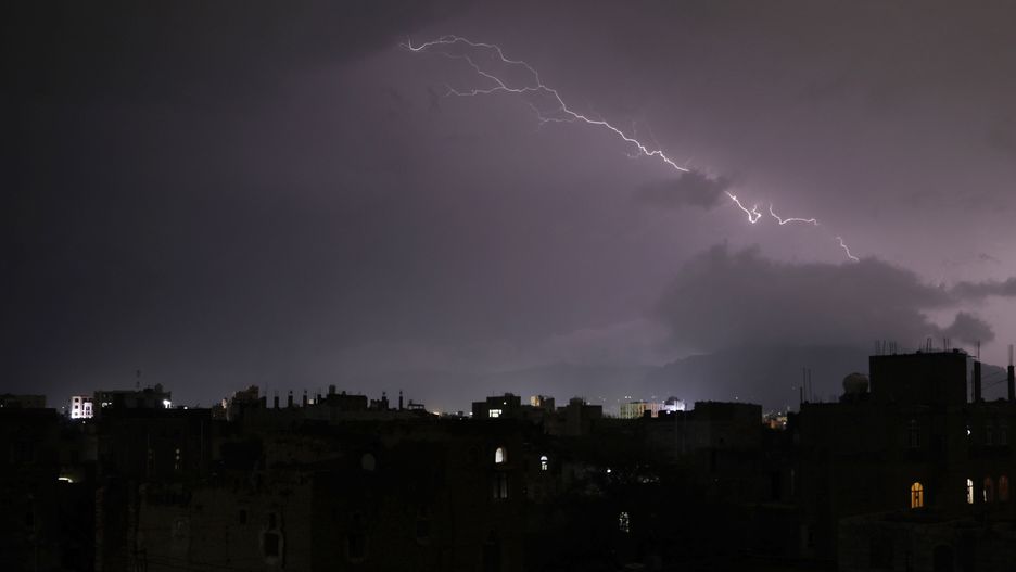 Lightning flashes across the sky during a thunderstorm in Sana'a, Yemen, 20 August 2022. Continuous torrential rains in Yemen caused flooding and damages to dozens of homes over the past few weeks. EPA/YAHYA ARHAB Dostawca: PAP/EPA.