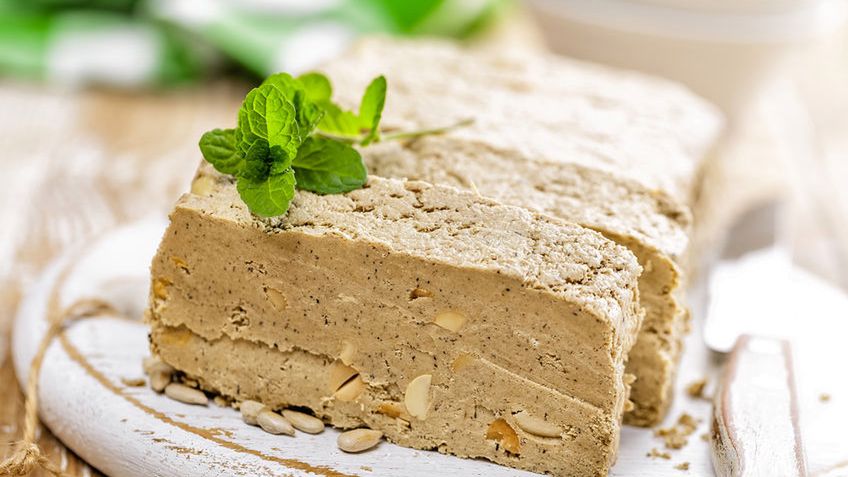 Chałwa – charakterystyka, wartości odżywcze, wpływ na zdrowie, jaką wybrać, przepis