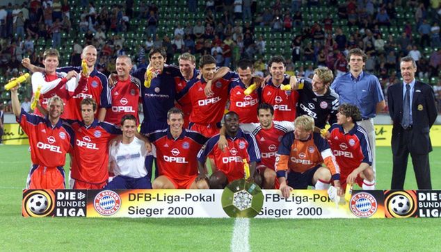Wojciechowski (w górnym rzędzie szósty od lewej) po wygraniu rozgrywek Pucharu Ligi Niemieckiej (fot. PAP)