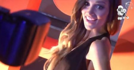 Marina bez biustonosza na pokazie!