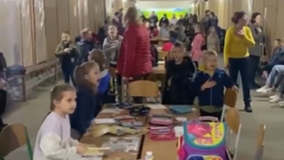 Trwa kolejne uderzenie na Kijów. Tak zachowały się obecne w schronie dzieci