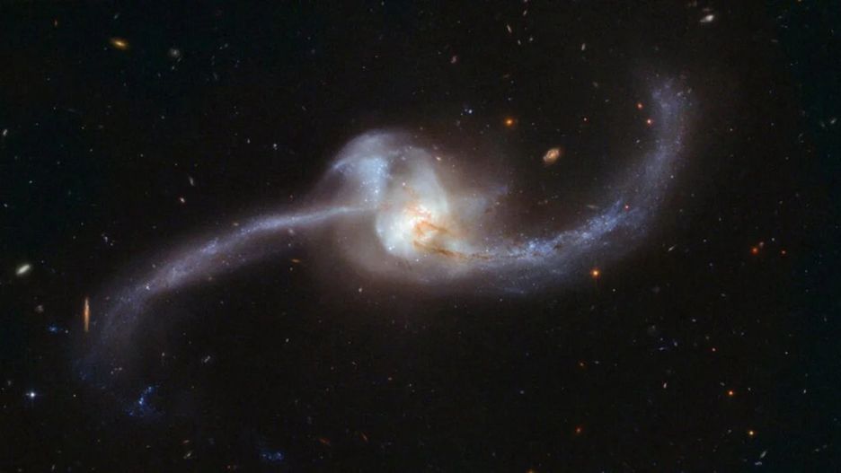 NGC 2623: para wzajemnie oddziałujących na siebie galaktyk