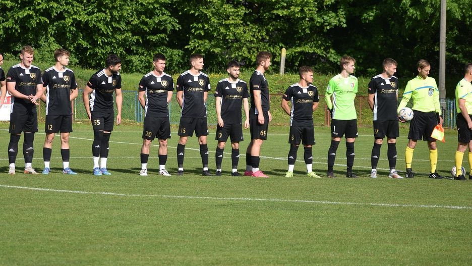 Pogoń Miechów przed sobotnim meczem z Proszowianką. Rywale zwyciężyli w Miechowie 2:0.