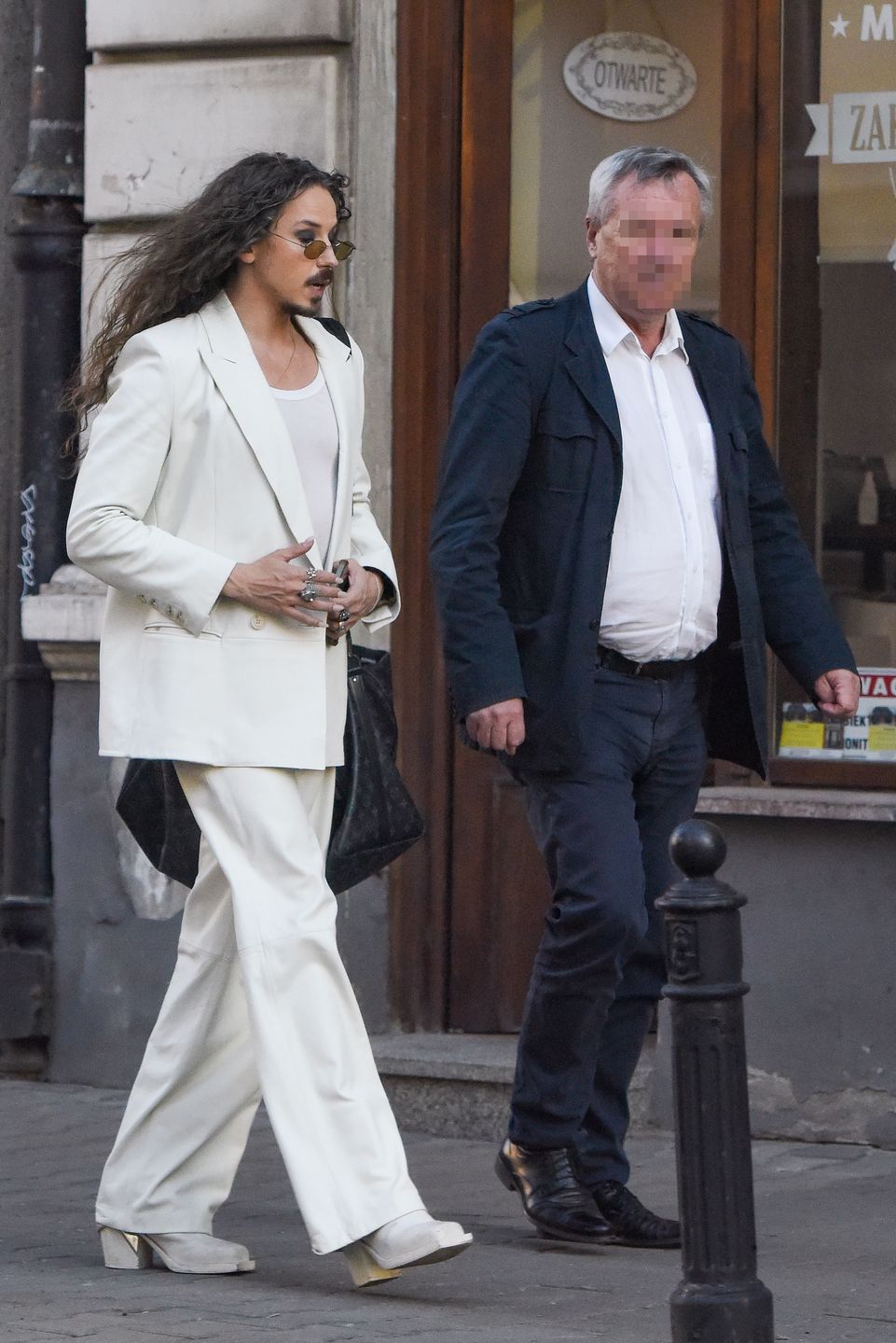 Michał Szpak delektuje się trunkiem na spotkaniu 