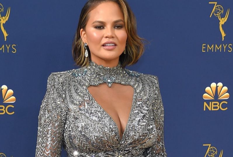 Chrissy Teigen nie chce już mieć sztucznego biustu. Wyjęła implanty