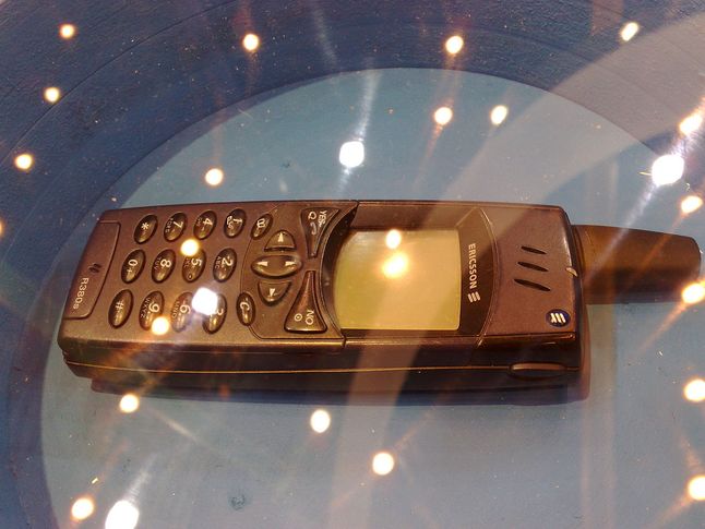 Ericsson R380 - pierwszy telefon z systemem operacyjnym Symbian
