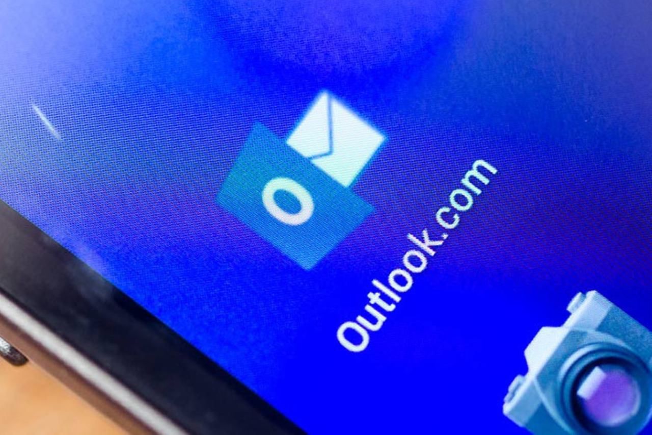 Microsoft reklamuje Outlooka na Androidzie dzięki aplikacji Gmaila