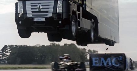 Lotus F1 Team przeskakuje ciężarówką nad bolidem F1