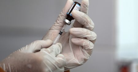 Koronawirus. Polacy ocenili pomysł obowiązkowych szczepień