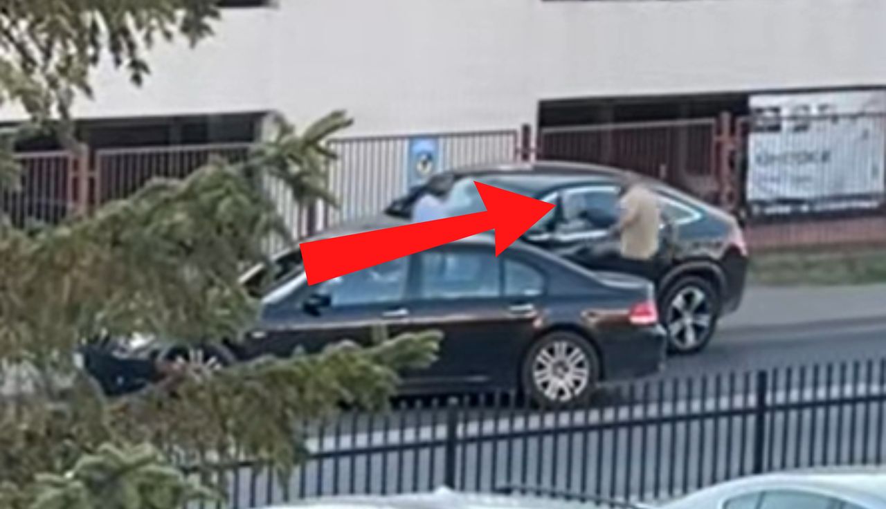 Sceny w Warszawie. Ludzie łapią się za głowy. Mercedes nagle ruszył